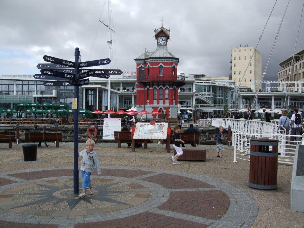 Timo als kleuter bij de wereldwegwijzer aan de Waterfront in Kaapstad