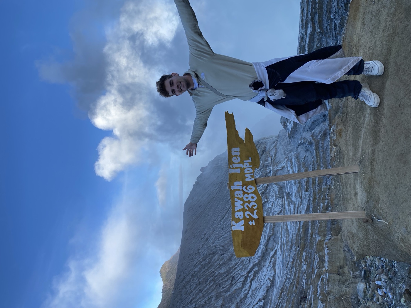 Timo bij de krater van Kawah Ijen op Java, Indonesië